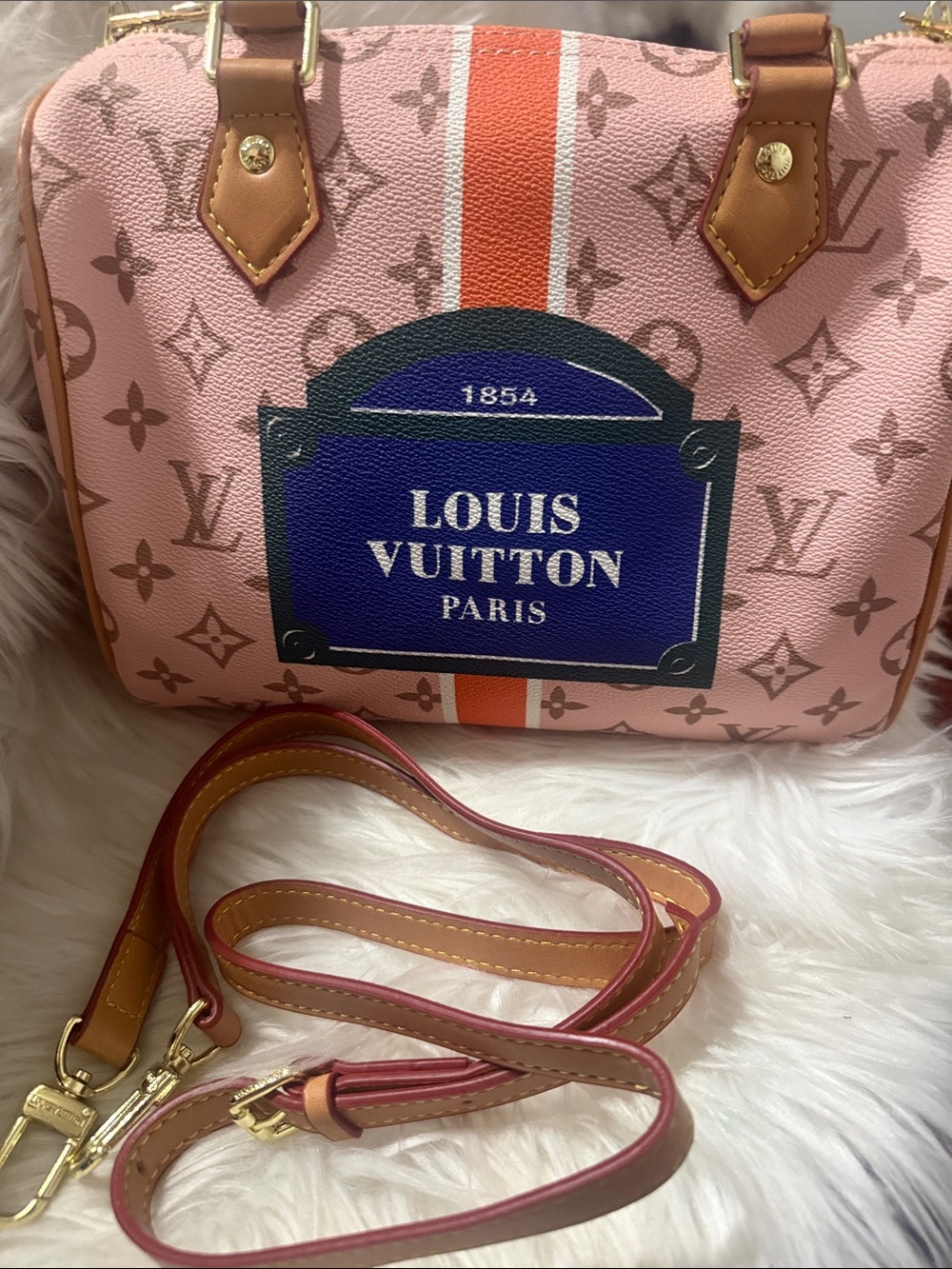 Very trendy fashionable , handbag, and Crossbody - Picture 6 of 6